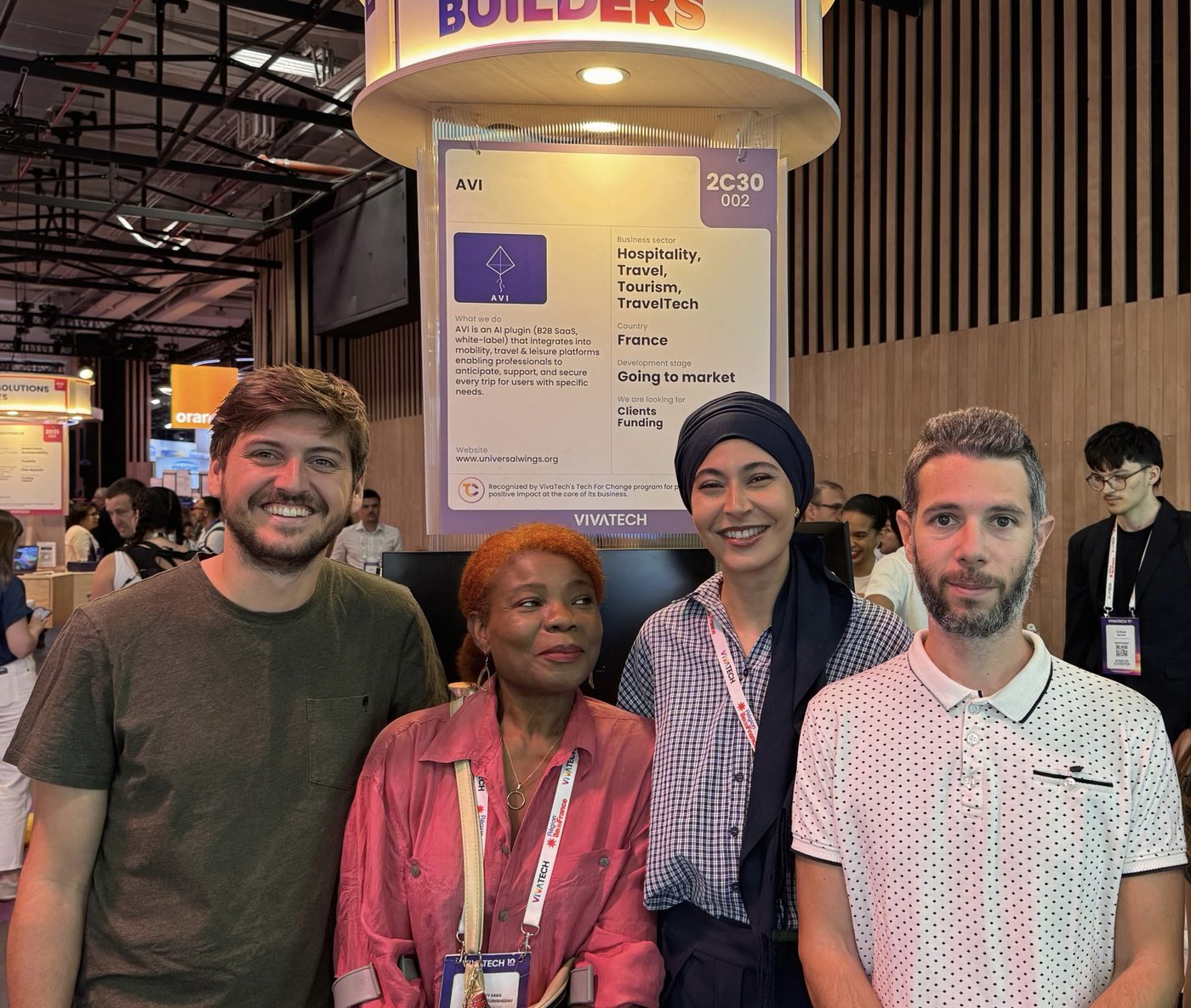 L'équipe myAVI Mobility au salon VivaTech, devant le stand AVI